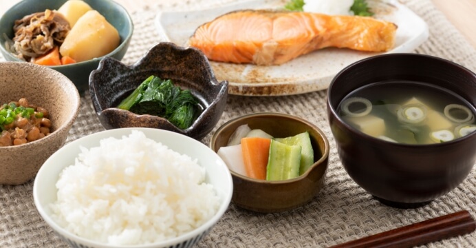 肉・魚・緑黄色野菜・果物などバランスよく栄養を摂る