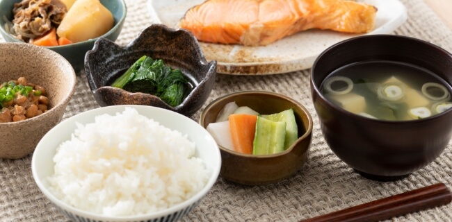 肉・魚・緑黄色野菜・果物などバランスよく栄養を摂る